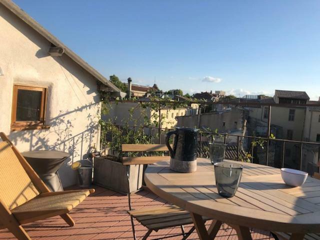 Appartement Avec Terrasse Panoramique Au Coeur De Nîmes Exterior foto